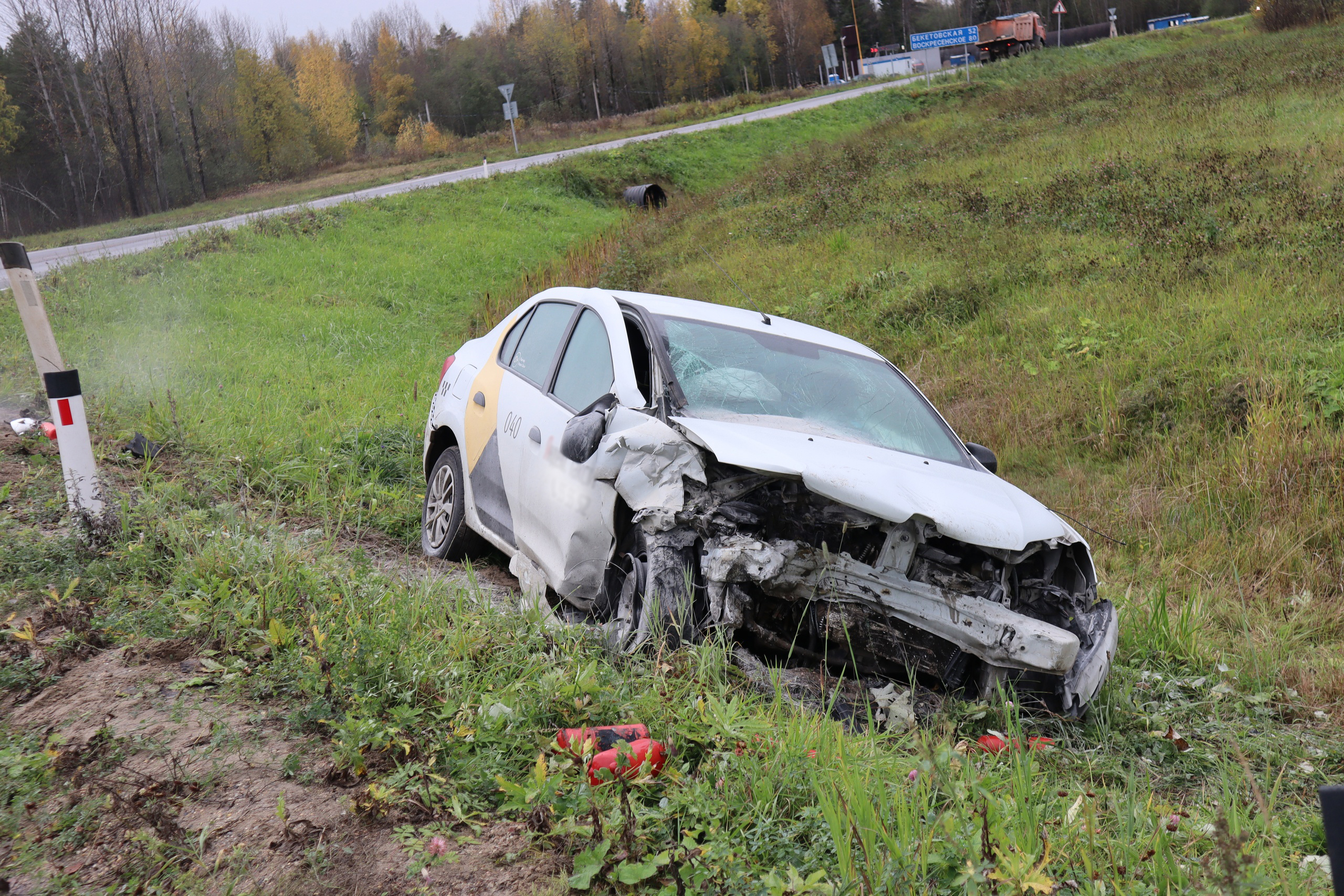 Автомобиль такси слетел в кювет после ДТП под Вожегой